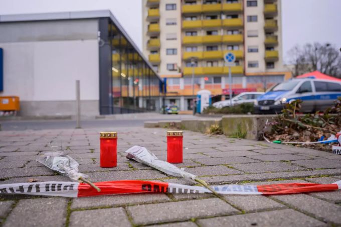 Am Tatort im Stadtteil Kesselstadt wurden Blumen abgelegt und Kerzen aufgestellt. Tote durch Schüsse in Hanau