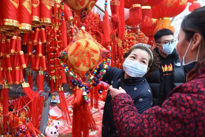 Chinesen kaufen Dekoration für das Neujahrsfest. Corona-Virus in China
