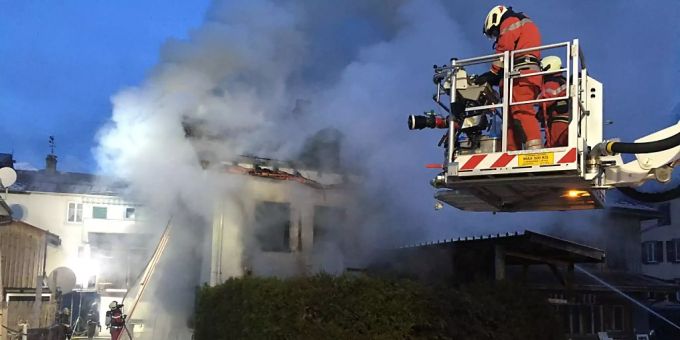 Feuerwehrleute löschen einen Hausbrand. (Symbolbild) Haus Brand