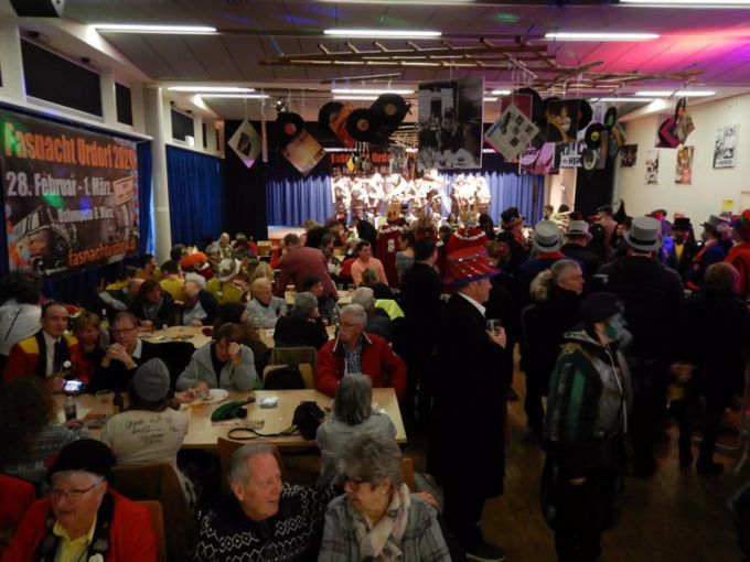 Viele Fasnachtsgruppen aus Urdorf und dem Aargau waren bei der Schirmherrenverkündung dabei Urdorf Fasnacht