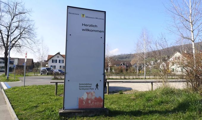 Herzlich willkommen in Möriken-Wildegg. Dorfschild