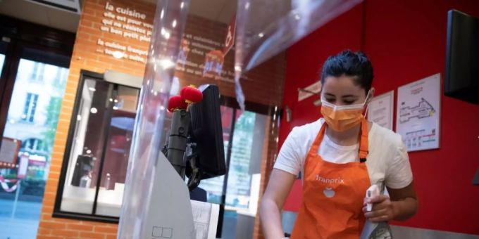 Eine Mitarbeiterin in einem Pariser Supermarkt soll künftig besser geschützt werden. Amazon Frankreich Streik