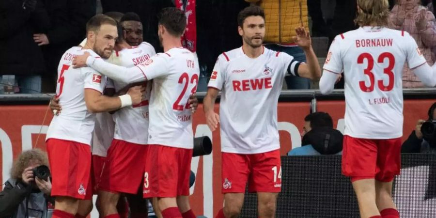 Die Kölner bejubeln das Tor zum 2:0 von Jhon Cordoba (3.v.l). Foto: Federico Gambarini/dpa