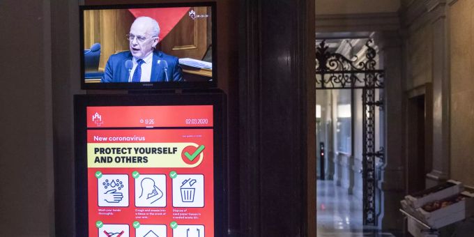 Die Hinweise in Englisch des Bundesamtes für Gesundheit BAG auf die Verhaltenregeln im Hinblick auf die Krise des neuen Coronavirus werden zusammen mit dem Livebild von Bundesrat Ueli Maurer aus dem Nationalrat eingeblendet. coronavirus bag