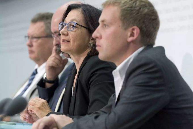 Urs Gasche (Nationalrat BDP), Peter Eberhart (Grossrat BE), Yvonne Gilli (Nationalrätin Grüne) und Lukas Reimann (Nationalrat SVP) äussern sich 2013 im Namen eines überparteilichen Komitees gegen das Epidemiegesetz. SVP Coronavirus