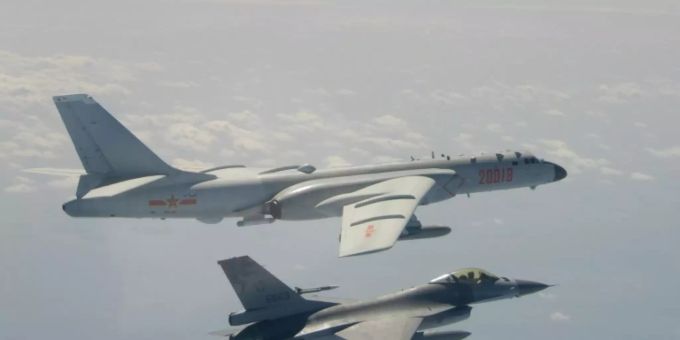 Ein chinesischer H-6-Bomber (oben) im Luftraum Taiwans. Kampfflugzeug