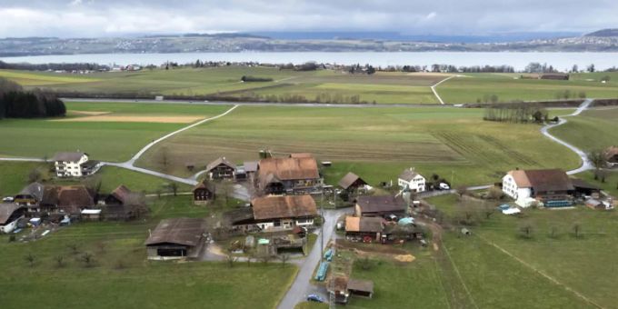 50-Seelen-Gemeinde in der Nähe des Murtensees: Das Dorf Clavaleyres. 50-Seelen-Gemeinde in der Nähe des Murtensees: Das Dorf Clavaleyres.