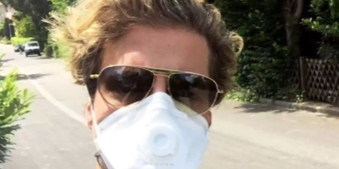 «Corona out» - Vujo Gavric geht mit Gesichtsmaske auf Strasse