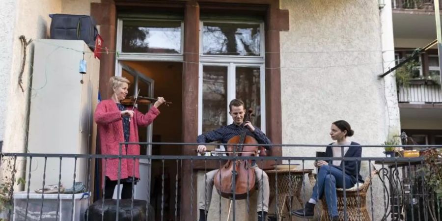 Mitglieder des Freiburger Barockorchesters spielten auf einem Balkon die «Ode an die Freude» von Ludwig van Beethoven. Foto: Patrick Seeger/dpa