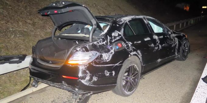 Ein 23-jähriger Autofahrer ist auf der A2 bei Pratteln BL frontal gegen eine Spurtrennungsplanke geprallt. Pratteln