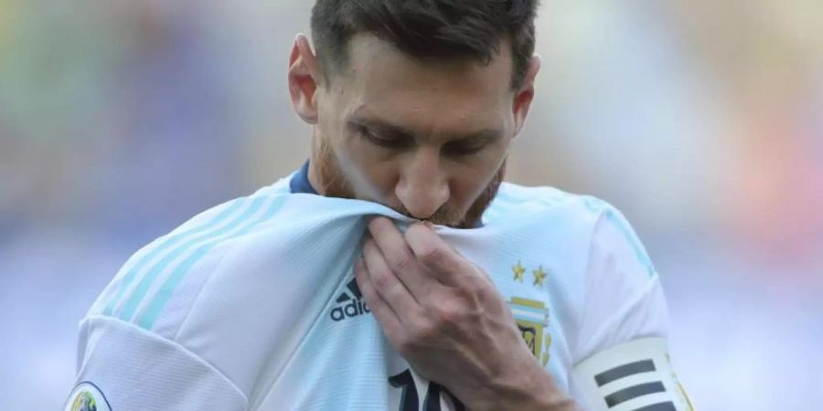 Trifft mit Argentinien im «Superclásico» beim Halbfinale der Copa América auf Brasilien: Lionel Messi küsst sein Trikot. Foto: edison vara/AP