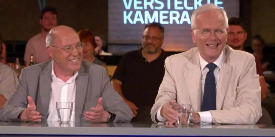 Gregor Gysi und Harald Schmidt spielen sich die Bälle zu. Foto: TVNOW