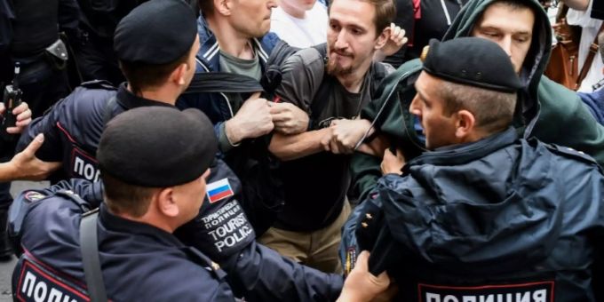 Die Polizei in einem Handgemenge mit einem Aktivisten an einer Demonstration in Moskau. Demonstration
