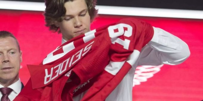 Die Detroit Red Wings haben bei der alljährlichen Talentziehung Moritz Seider (M) ausgewählt. Foto: Jonathan Hayward/The Canadian Press/AP Die Detroit Red Wings haben bei der alljährlichen Talentziehung Moritz Seider (M) ausgewählt. Foto: Jonathan Hayward/The Canadian Press/AP