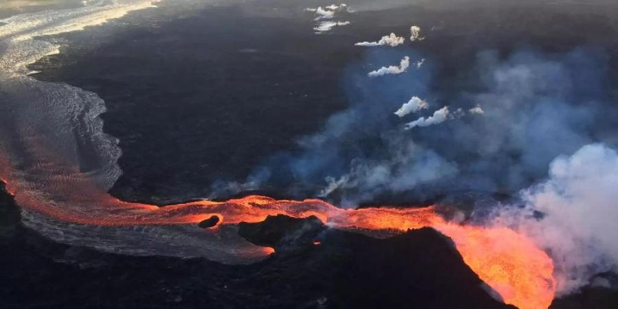 Eine Luftaufnahme zeigt Lava, die aus einer Spalte (Fissure 8) des aktiven Vulkans Kilauea austritt. Foto: Usgs/ZUMA Wire