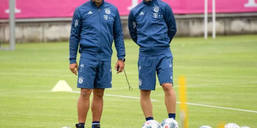 Coach Niko Kovac (r) und Co-Trainer Hansi Flick beim Training des FC Bayern München. Foto: Matthias Balk