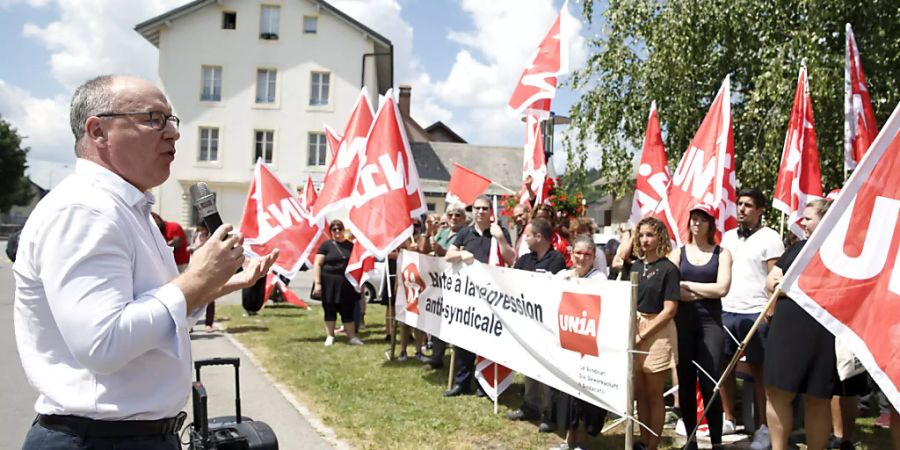 SGB-Präsident Pierre-Yves Maillard unterstützt die Unia-Demonstranten in Le Lieu VD, welche die Wiedereinstellung eines Gewerkschaftsdelegierten fordern.