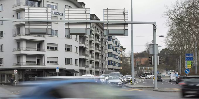 Wegweiser, Fahrspuren, andere Autos: Komplexe Situationen an Kreuzungen können das Gehirn von Autofahrerinnen und -fahrern überfordern. (Themenbild)