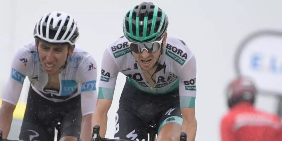 Emanuel Buchmann (r) vom Team Bora-Hansgrohe fährt vor dem Kolumbianer Egan Bernal. Foto: Yorick Jansens/BELGA