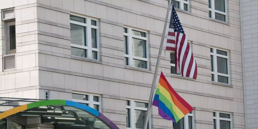 Regenbogenfahne an US-amerikanischer Botschaft