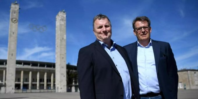 ARD-Sportkoordinator Axel Balkausky (l) und ZDF-Sportchef Thomas Fuhrmann posieren vor dem Berlienr Olympiastadion. Foto: Britta Pedersen ARD-Sportkoordinator Axel Balkausky (l) und ZDF-Sportchef Thomas Fuhrmann posieren vor dem Berlienr Olympiastadion. Foto: Britta Pedersen