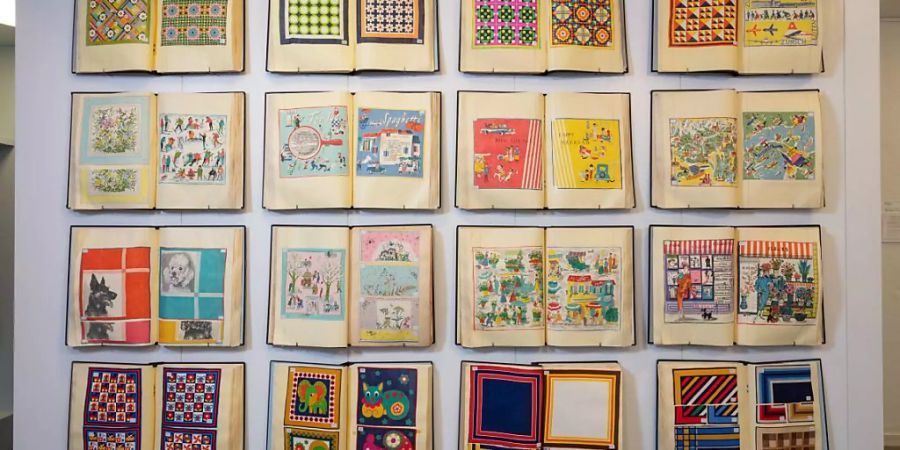 Eine vielseitige Ausstellung im Museum Appenzell widmet sich der heute vergessenen Bedeutung von Taschentüchern. Gezeigt werden unter anderem die kreativen Entwürfe von Appenzeller Firmen in Musterbüchern.