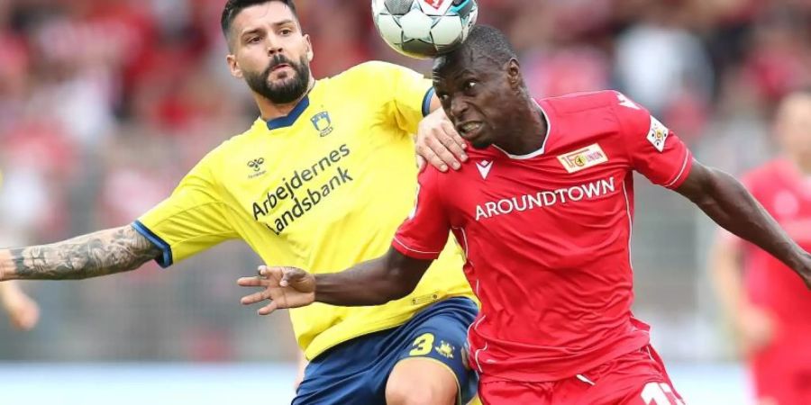 Union-Neuzugang Anthony Ujah (re) setzt sich gegen Bröndby-Akteur Anthony Jung durch. Foto: Andreas Gora