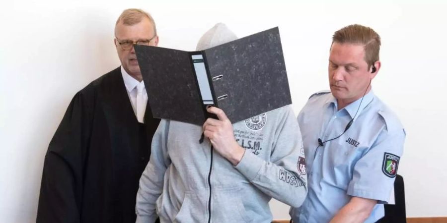 Andreas V. wird vorgeworfen, in seinem Wohnwagen auf einem Campingplatz in Lügde jahrelang Kinder missbraucht zu haben. Foto: Bernd Thissen