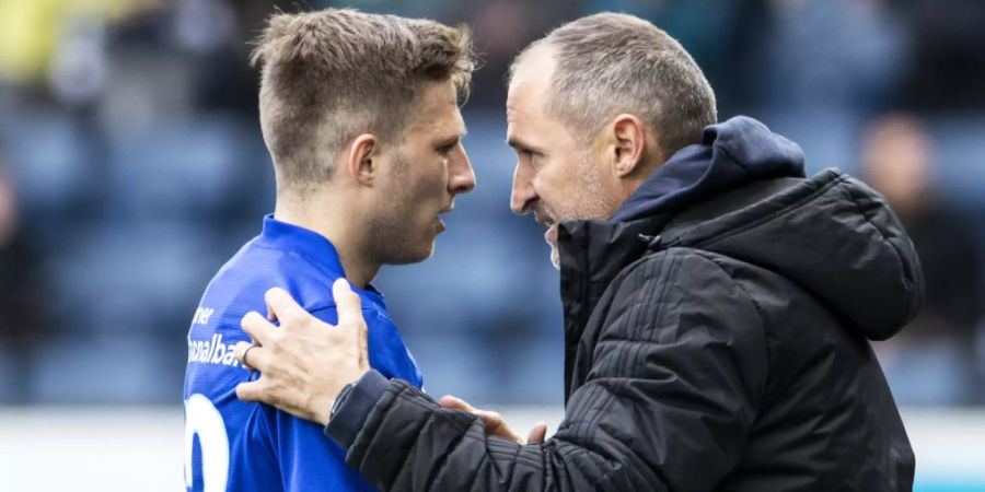 Luzerns Trainer Thomas Häberli beglückwünscht den Torschützen Idriz Voca. (Archivbild)