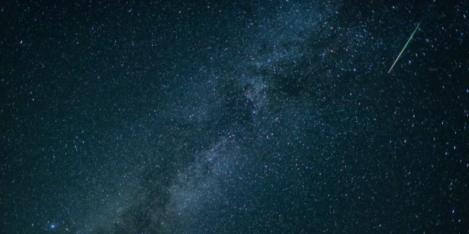 Eine Sternschnuppe leuchtet neben der Milchstraße am Himmel über dem Walchensee (D). Sternschnuppe Milchstrasse milchstraße