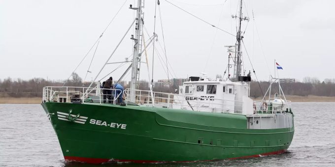 Einfahrtsverbot - Sea-Eye-Rettungsschiff wartet vor Italien