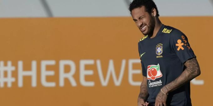 Neymar leidet unter Knieschmerzen Neymar leidet unter Knieschmerzen