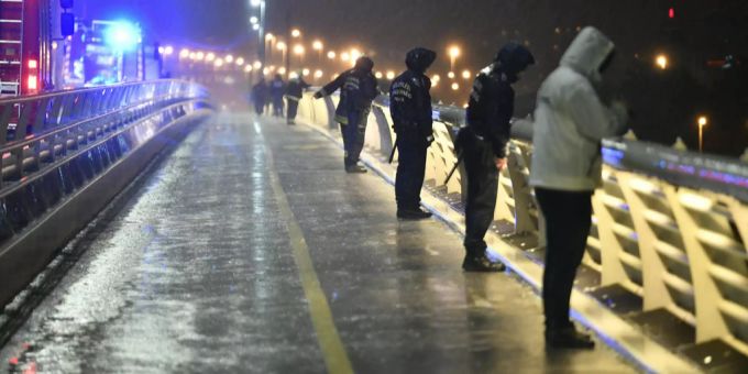 Helfer halten auf der Brücke in Budapest Ausschau nach Überlebenden des Boot-Dramas auf der Donau. Donau Budapest Bootdrama