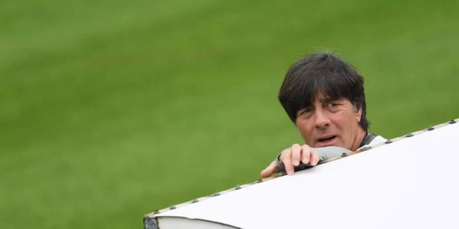Bundestrainer Joachim Löw wird wegen der Nachwirkungen eines Sportunfalls beim Saisonabschluss des DFB-Teams fehlen. Foto: Arne Dedert