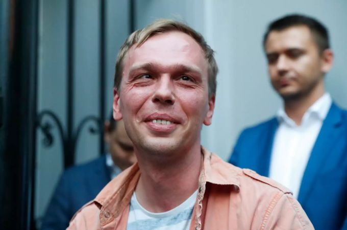 Iwan Golunow, Investigativ-Journalist, verlässt ein Gebäude des Untersuchungsausschusses. Er kam nach beispiellosem internationalem Protest wieder auf freien Fuss. Russischer Enthüllungsjournalist kommt auf freien Fuss