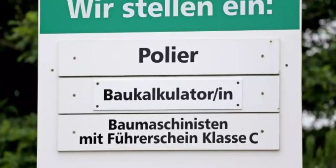 Gesucht: Ein Schild weist auf freie Stellen für Fachkräfte in einer Baufirma hin. Foto: Jan Woitas Gesucht: Ein Schild weist auf freie Stellen für Fachkräfte in einer Baufirma hin. Foto: Jan Woitas