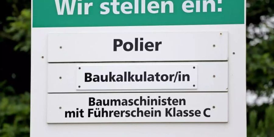 Gesucht: Ein Schild weist auf freie Stellen für Fachkräfte in einer Baufirma hin. Foto: Jan Woitas