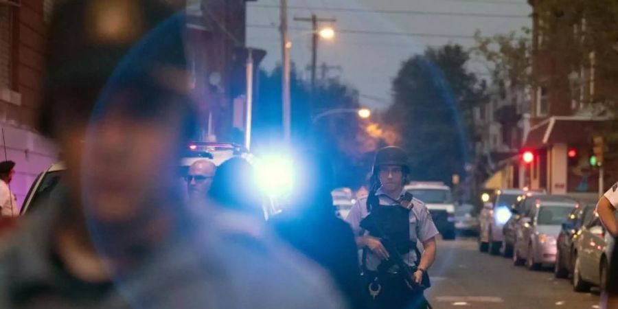 Polizisten während des Einsatzes in Philadelphia. Foto: Joe Lamberti/Camden Courier-Post/AP