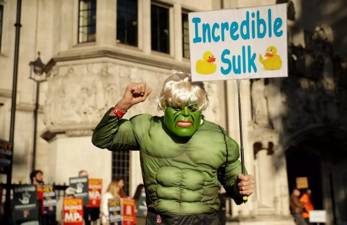 Ein als Hulk verkleideter Demonstrant hält ein Plakat bei einem Protest vor dem Supreme Court. Brexit
