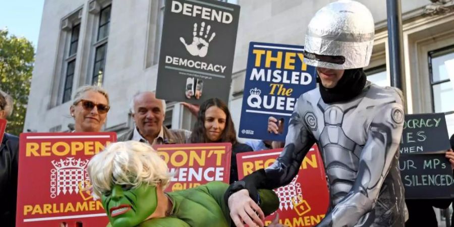 Verkleidet als Superhelden: Demonstranten spotten vor dem Obersten Gerichtshof über Premier Johnson, der Grossbritannien mit dem Superhelden «Hulk» verglichen hatte. Foto: Kirsty O'Connor/PA Wire
