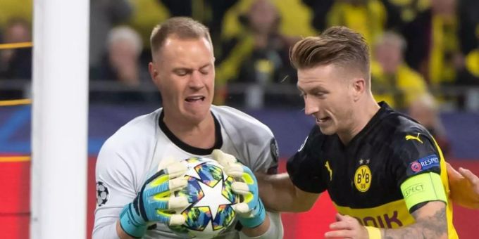 Dortmunds Marco Reus scheiterte auch beim Elfmeter an Barcelonas Torhüter Marc-André ter Stegen. Foto: Bernd Thissen Dortmunds Marco Reus scheiterte auch beim Elfmeter an Barcelonas Torhüter Marc-André ter Stegen. Foto: Bernd Thissen