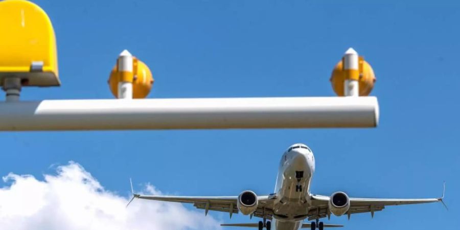 Ein Flugzeug im Landeanflug auf einen Flughafen. Foto: Robert Michael