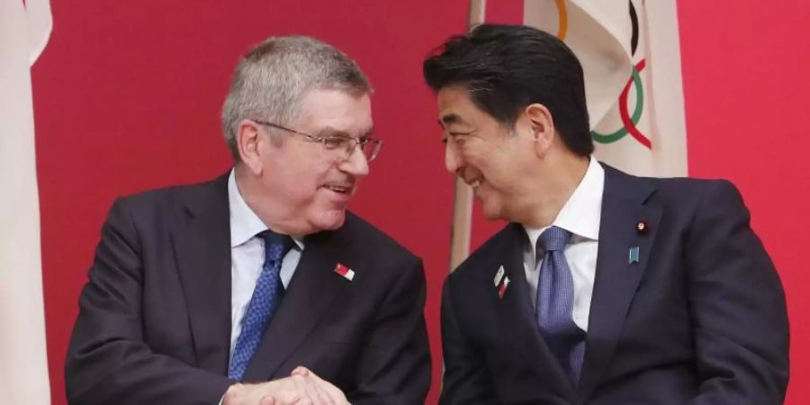 IOC-Präsident Thomas Bach und Japans Ministerpräsident Shinzo Abe bei der «One Year to Go Olympic Ceremony». Foto: Koji Sasahara/AP