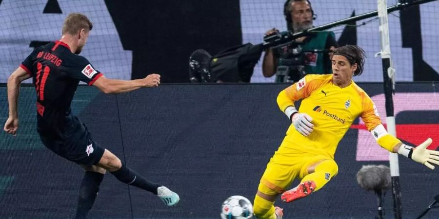 Der Leipziger Timo Werner (l) schnürte einen Dreierpack. Foto: Marius Becker