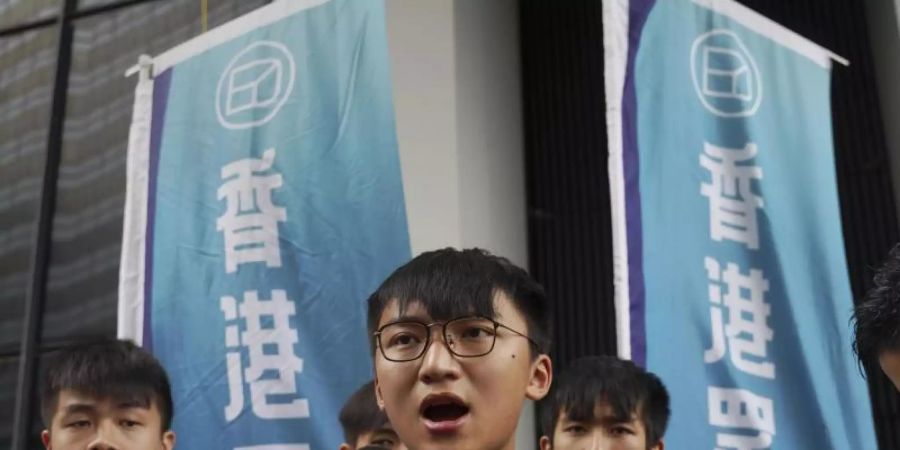 Issac Cheng, stellvertretender Vorsitzender von Demosisto, im Gespräch mit Journalisten. Foto: Vincent Yu/AP