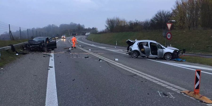 Frontalkollision zweier Autos.