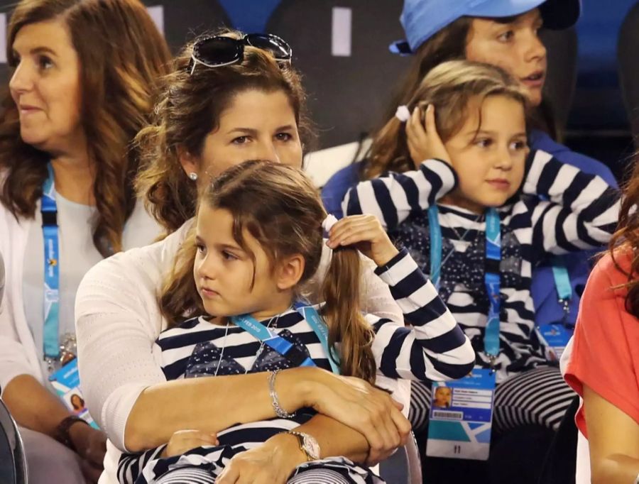 Zu viel Lärm im Stadion? 2014 sitzen Myla und Charlene am Australian Open in der Federer-Box.