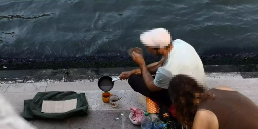 Zwei deutsche Touristen sollen fast 1000 Euro Strafe zahlen, weil sie sich an der Rialto-Brücke einen Kaffee gekocht haben. Foto: Comune di Venezia