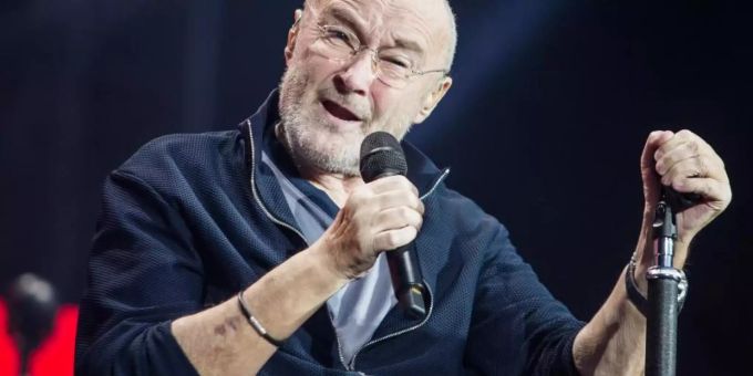 Phil Collins reisst seine Fans auch im Sitzen mit. Foto: Christoph Schmidt phil collins