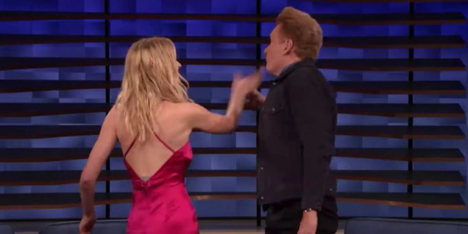 Conan O'Brien kriegt von Sophie Turner eine Ohrfeige, als er Tequila trinkt. conan o'brien